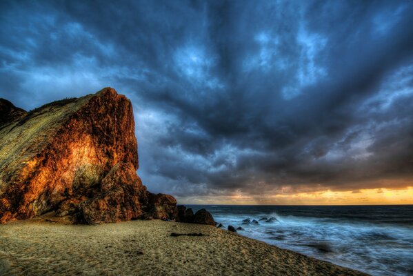Fondo de pantalla cielo nublado sobre la playa del mar