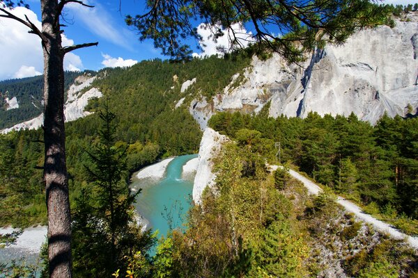 Il fiume scorre in alta montagna