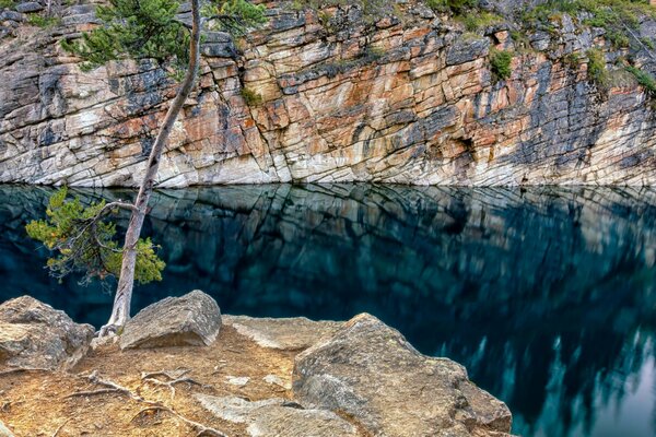 Transparent Lake between the rocks