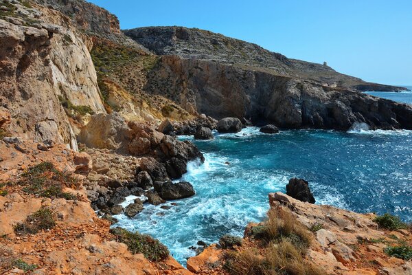 Скалы в чистом море и морская пена