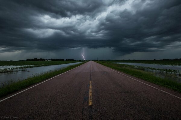 Tormenta. Nubes negras y relámpagos. Tormenta en el camino. Carretera