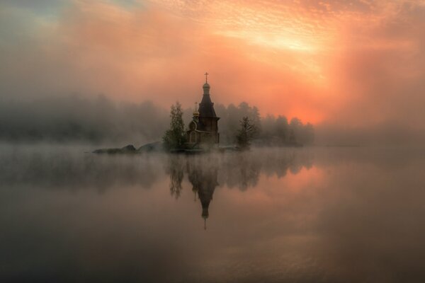 Der Fluss ist im Nebel. Dunst. Russland