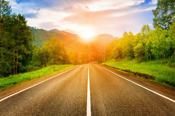 Il sole sorge sulla strada