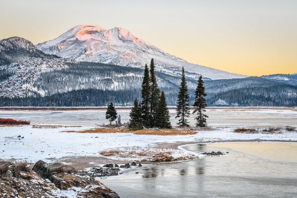 Montagne, fiumi e alberi della natura invernale degli Stati Uniti