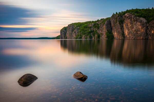 Paysage de nature tranquille dans les rochers