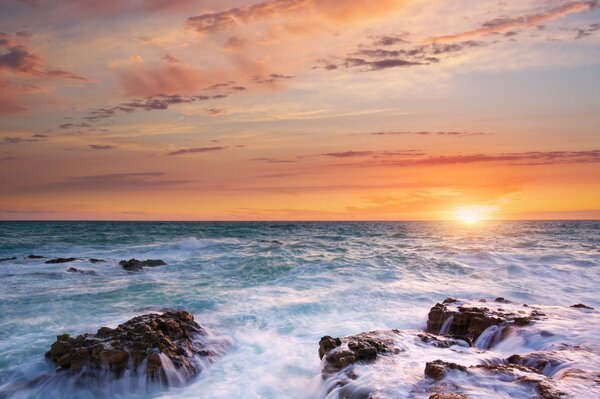Meer Sonnenuntergang Steine und Himmel