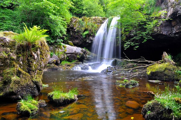 El flujo de la cascada a lo largo de las bóvedas