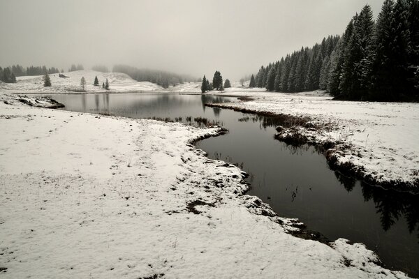 Fiume in inverno in bianco e nero