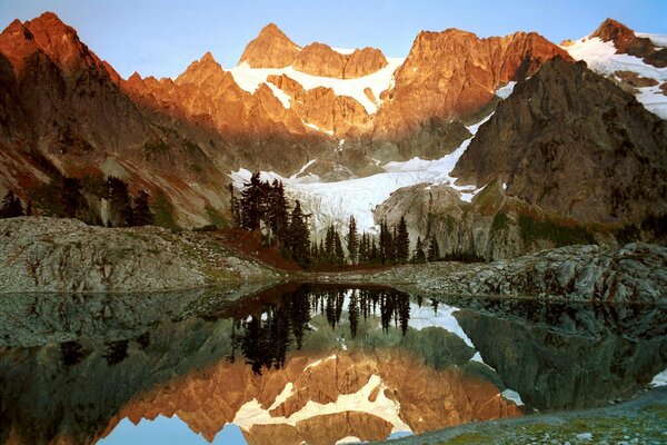 Cime montuose sotto la neve