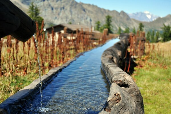 Ruisseau rustique fait maison dans un village de montagne