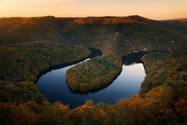 Río sioule en el centro de Francia en otoño