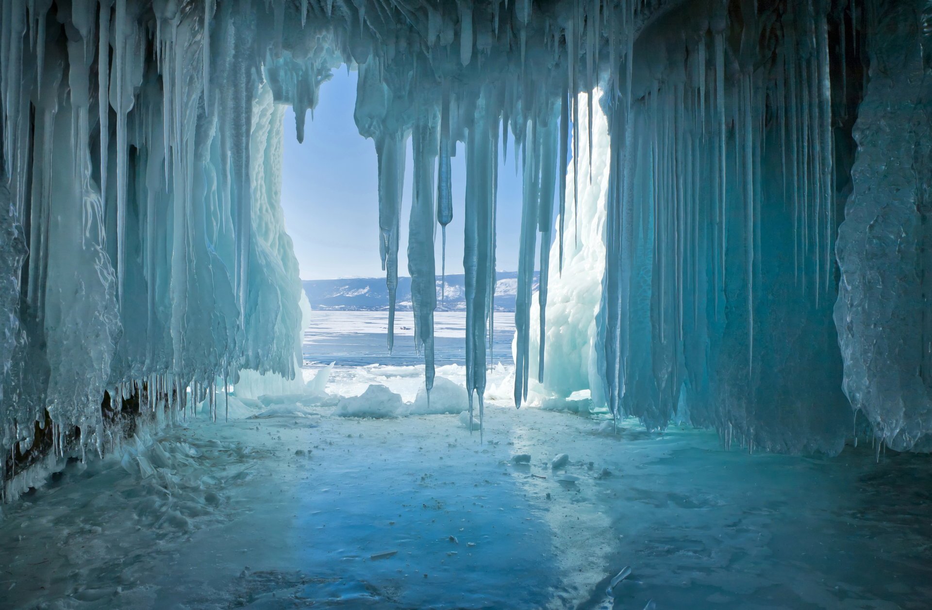 invierno lago baikal gruta cueva hielo carámbanos