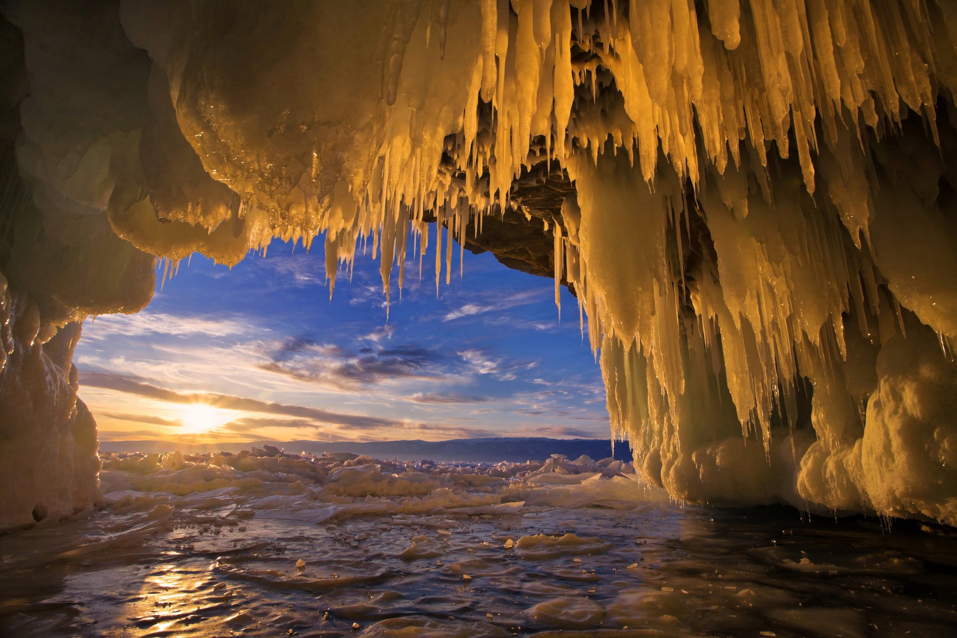 rusia lago baikal puesta de sol gruta hielo carámbanos