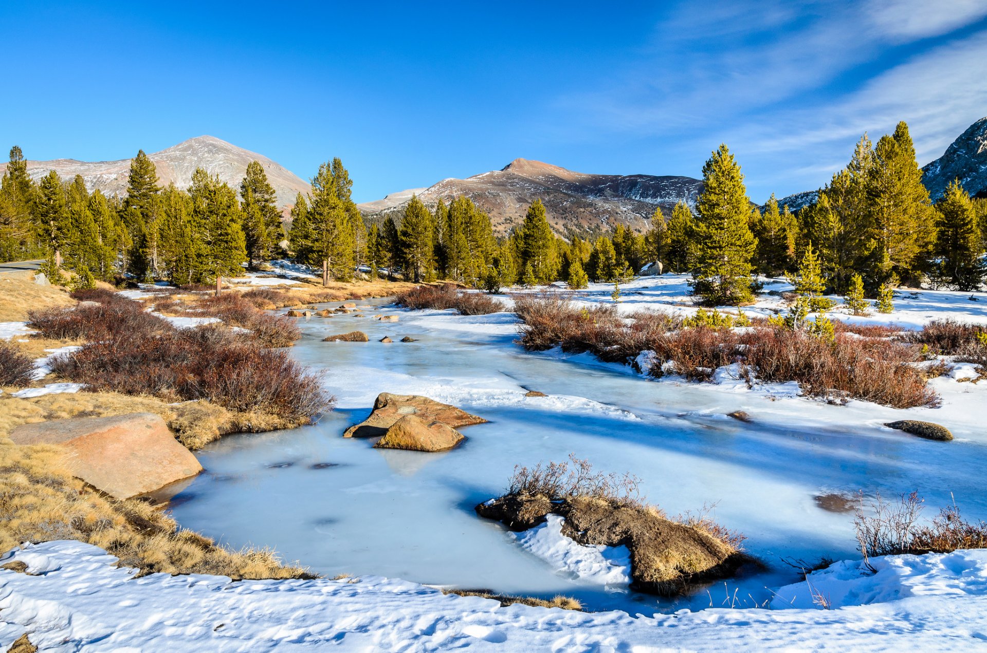 cielo nubes montañas piedras árboles nieve hielo