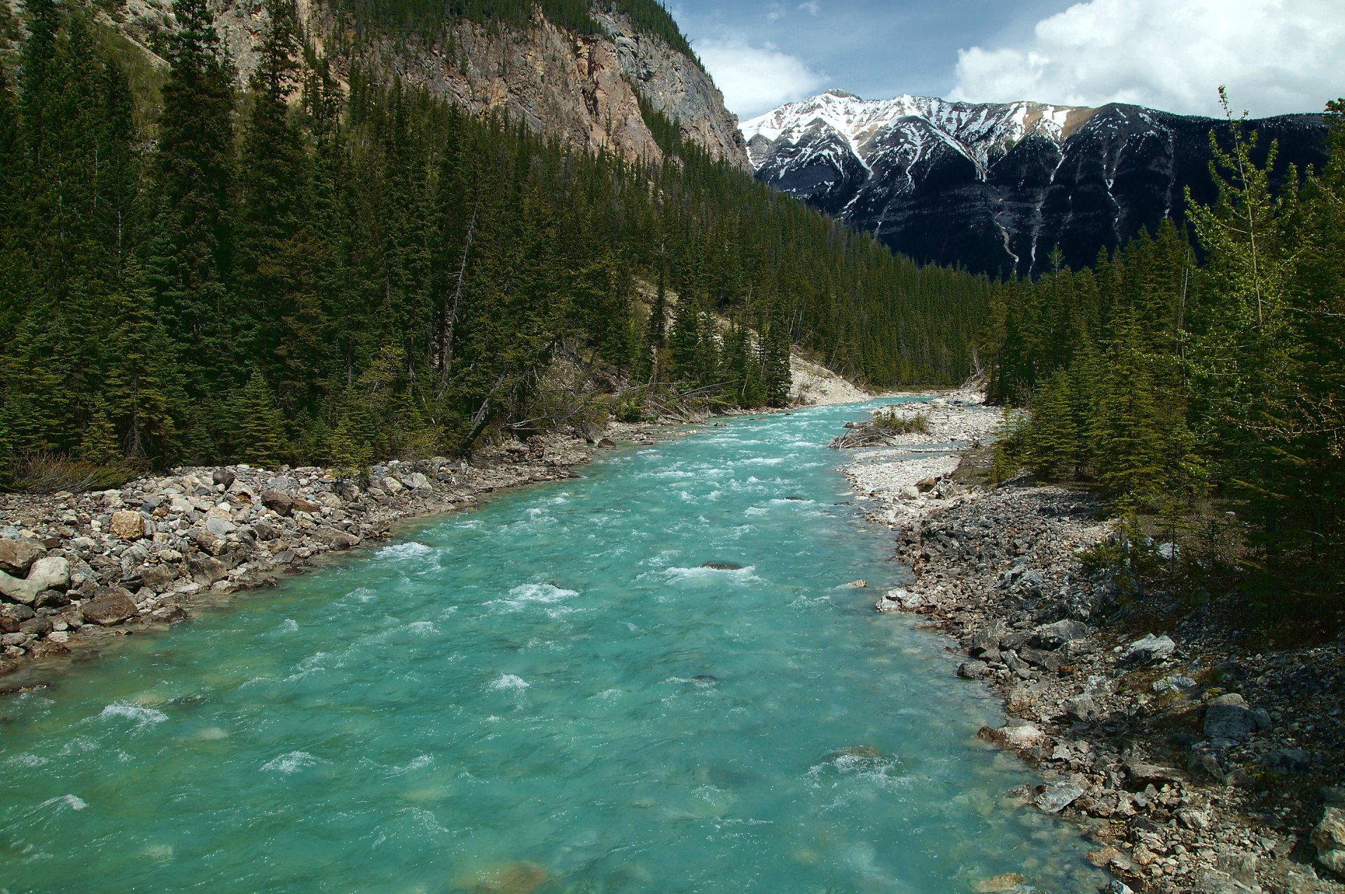 icefields parkway canada ciel montagnes arbres nuages forêt rivière