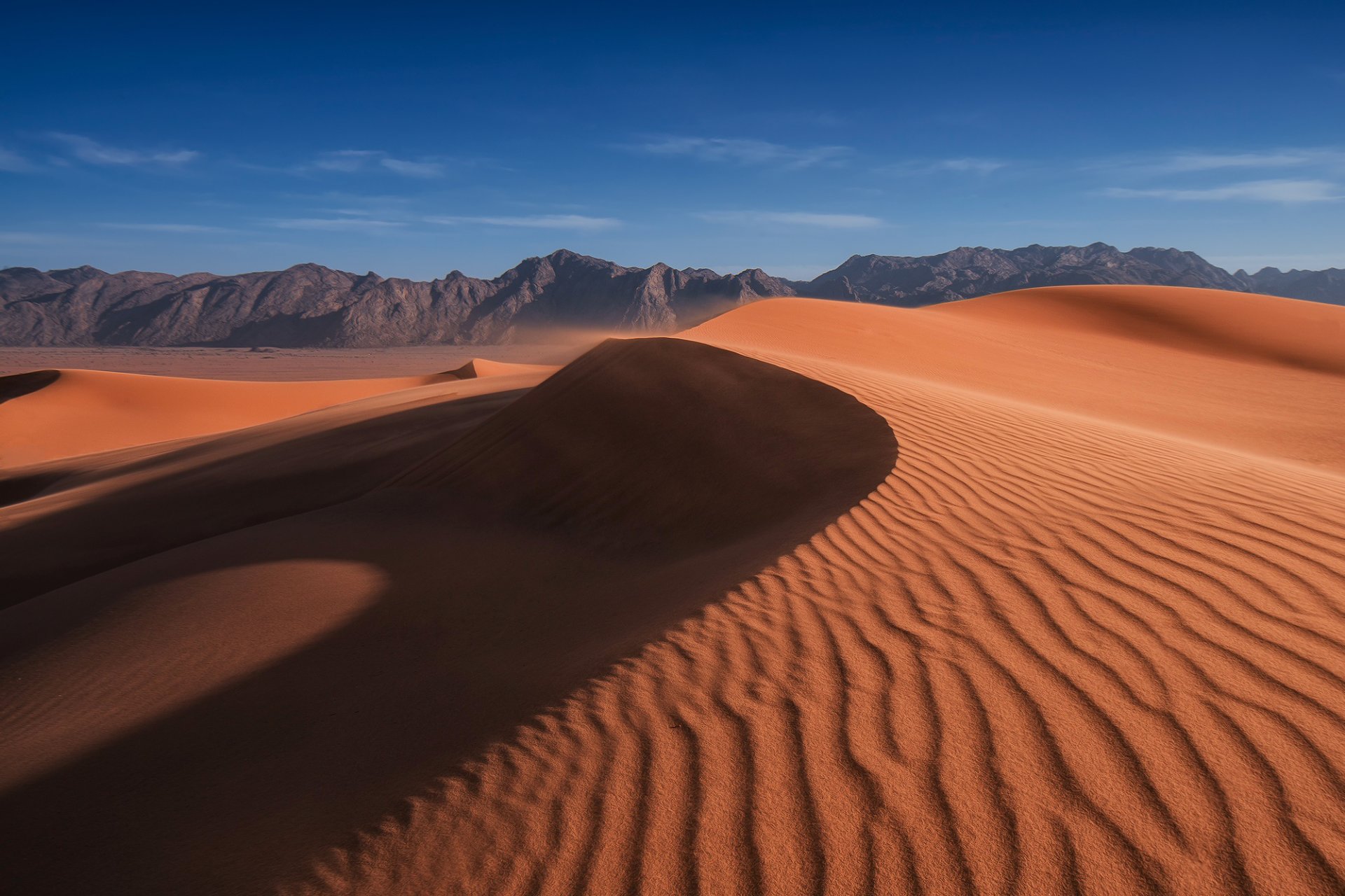 désert montagnes barkhans dunes sable vent ciel nuages