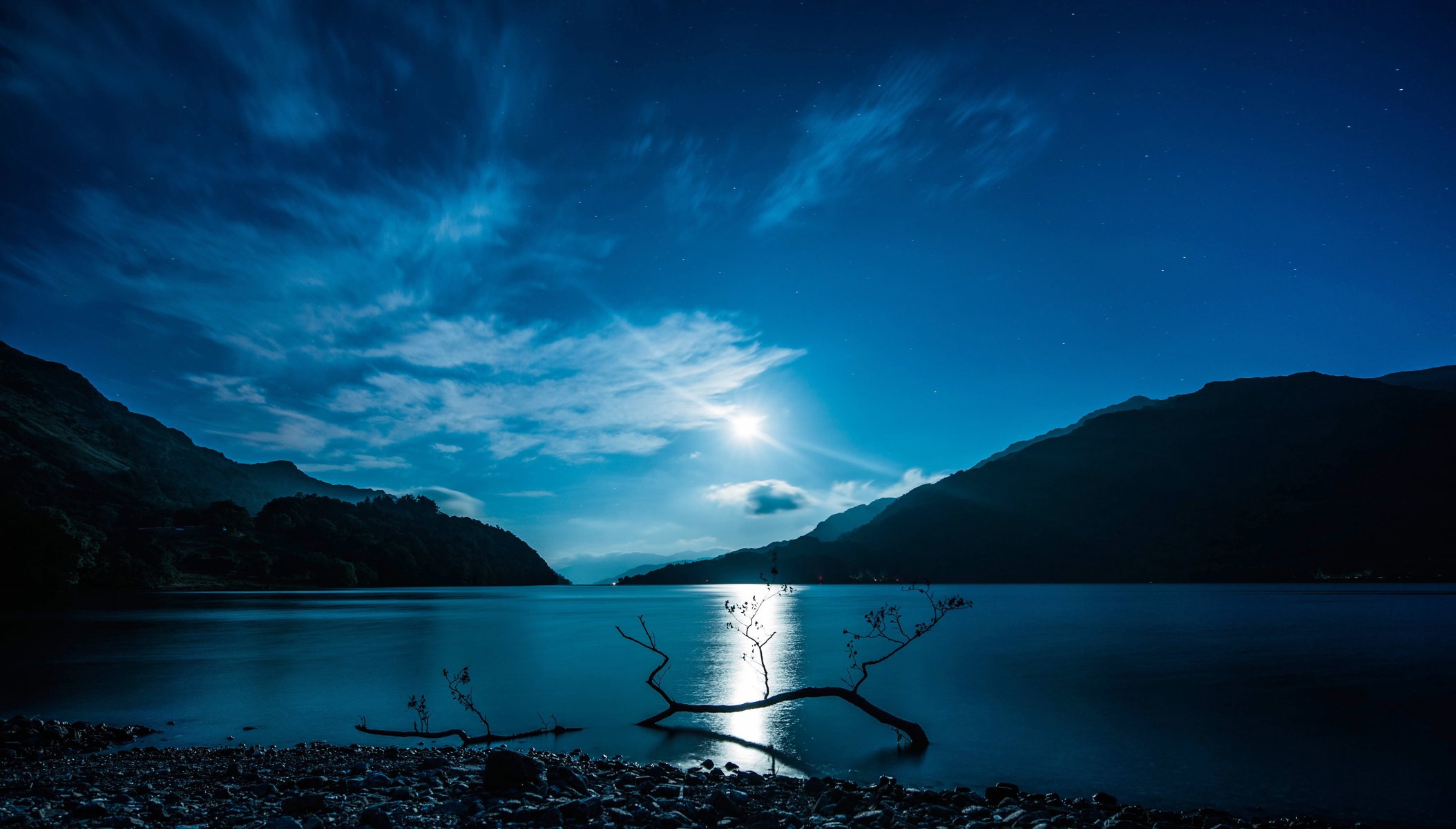 scozia lago acqua notte luna luce riflessione montagne