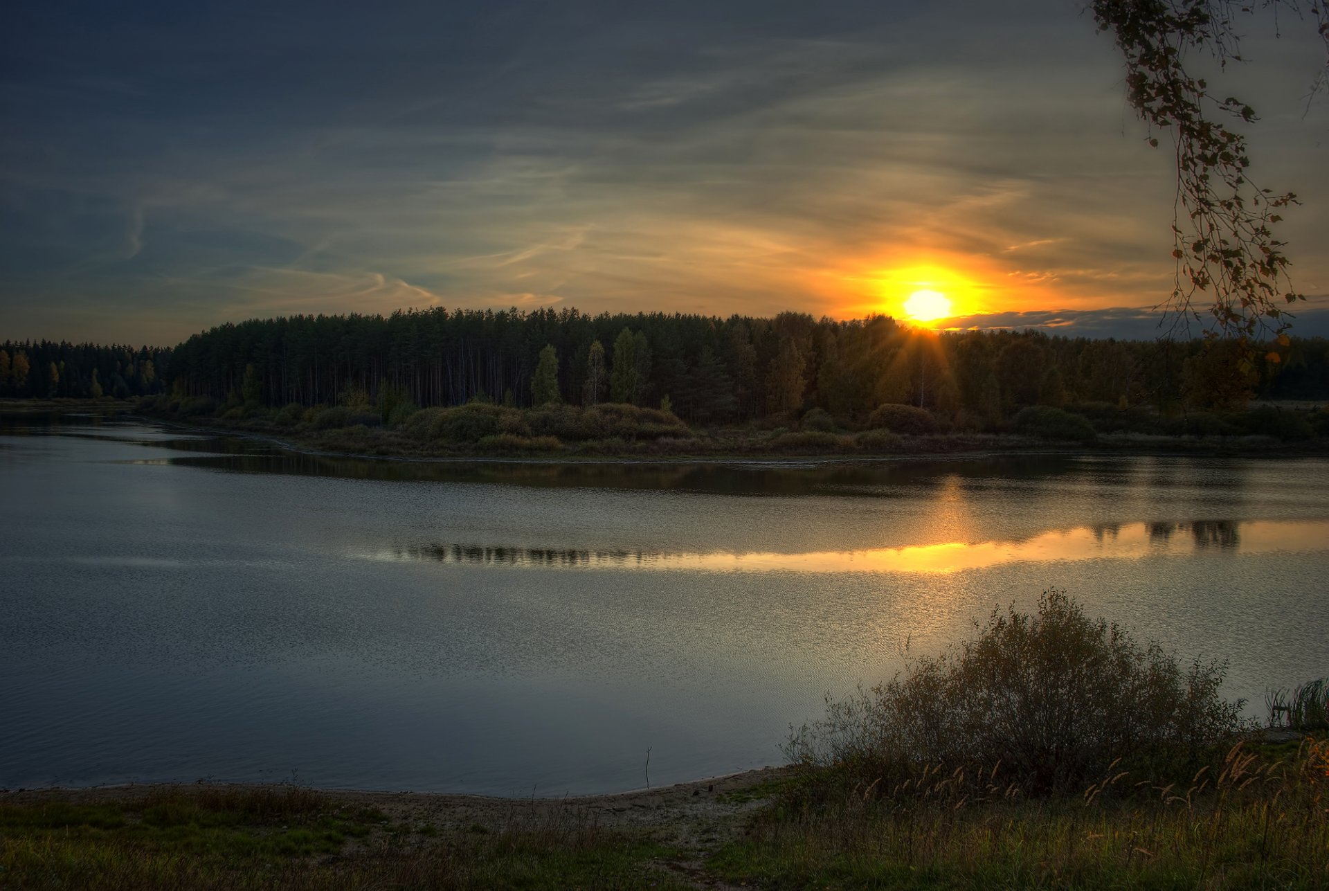 wald fluss abend. sonne sonnenuntergang herbst