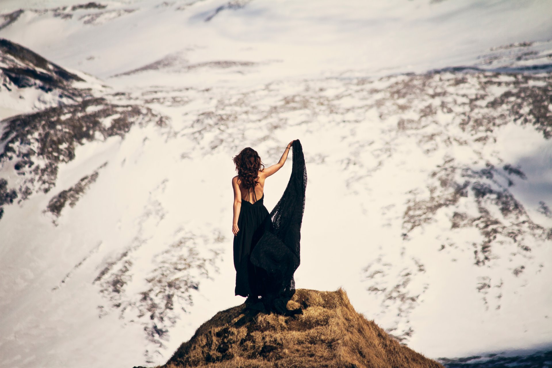 paysage vue montagnes neige fille