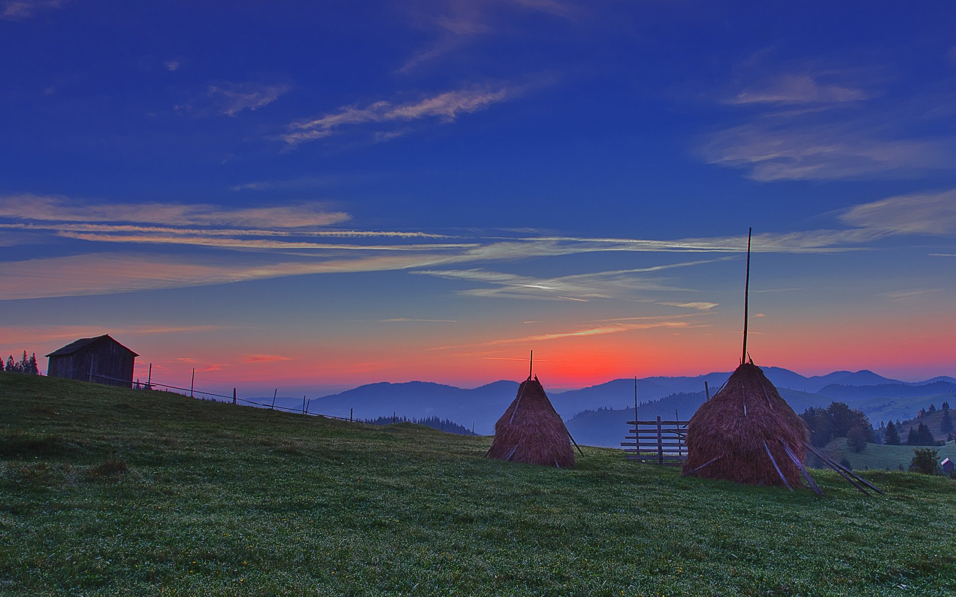 landschaft himmel wolken berge sonnenuntergang glühen abend graben stapel feld wiese haus bäume horizont