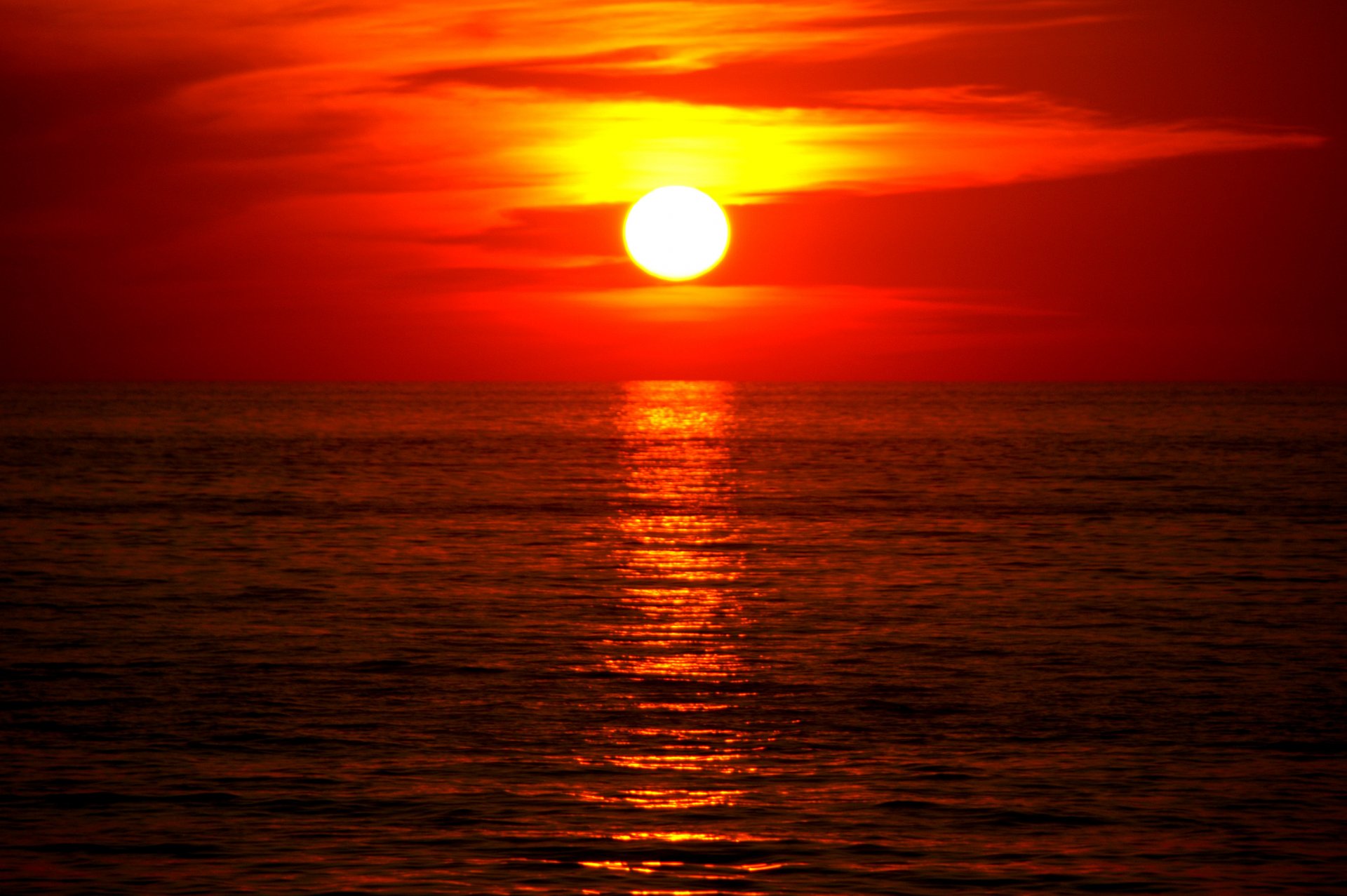 sonnenuntergang sonne meer wasser weiß orange scharlachrot bewölkt