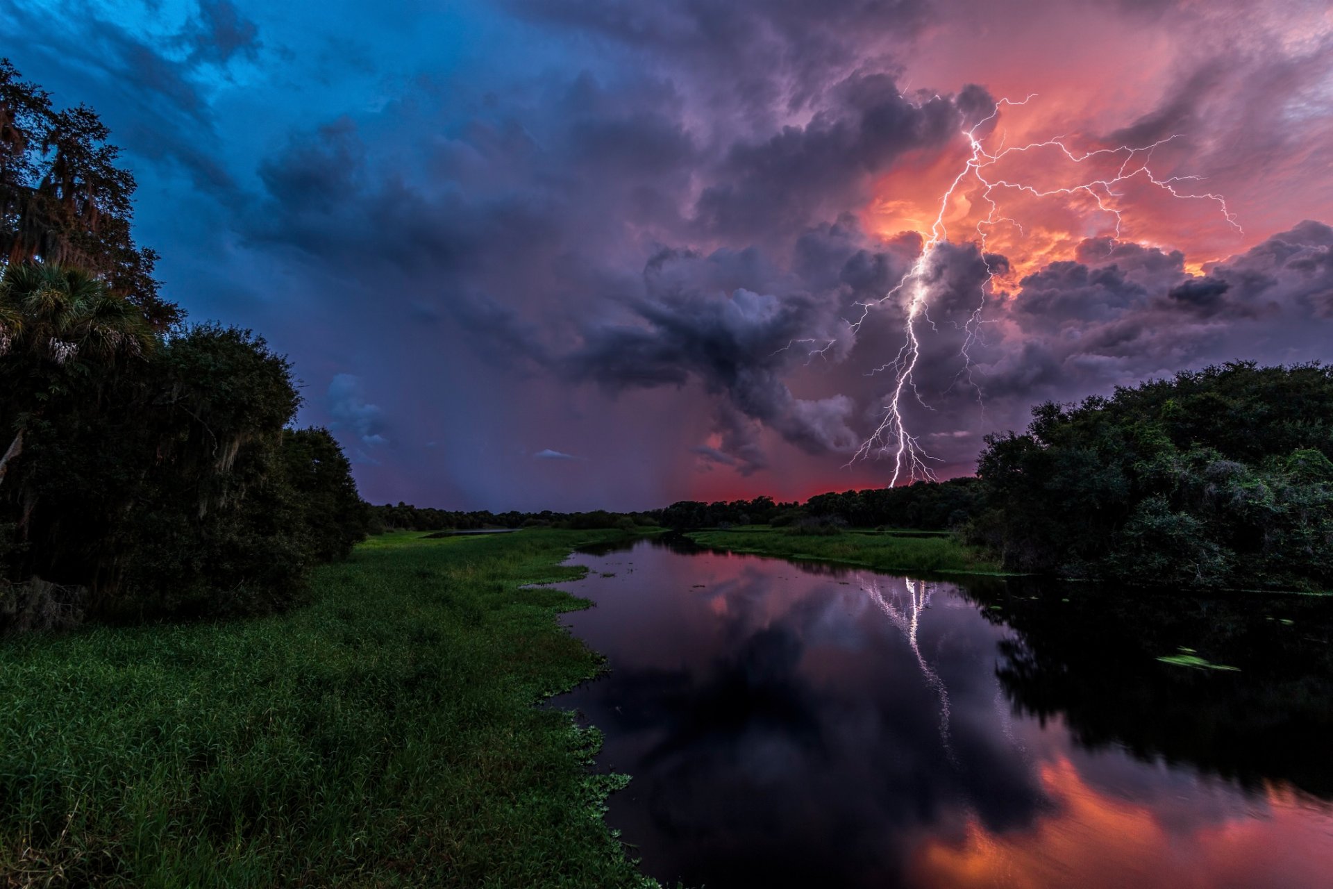 natura estate sera cielo fulmine nuvole temporale fiume riflessioni