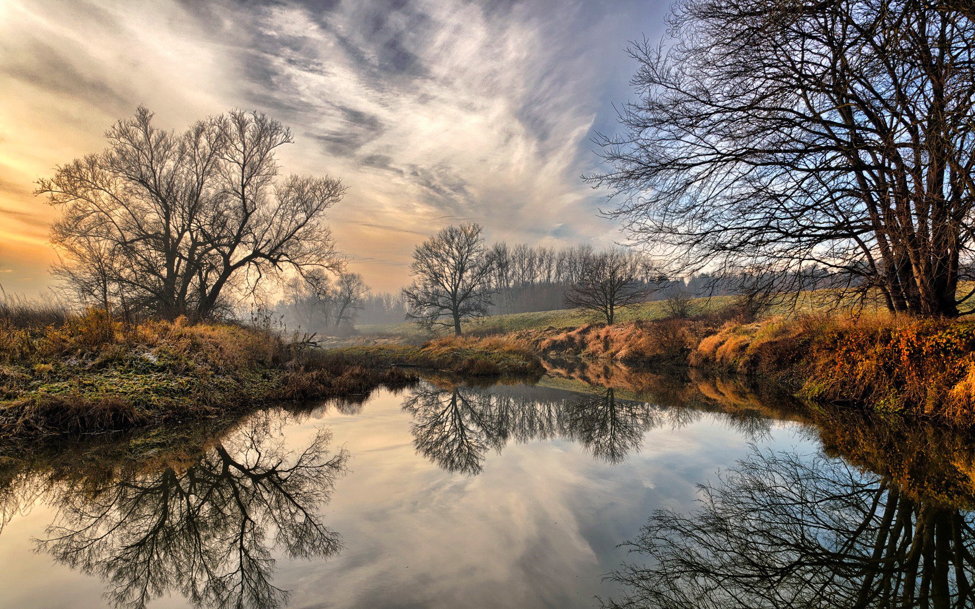 ciel nuages rivière arbres buissons automne réflexion paysage