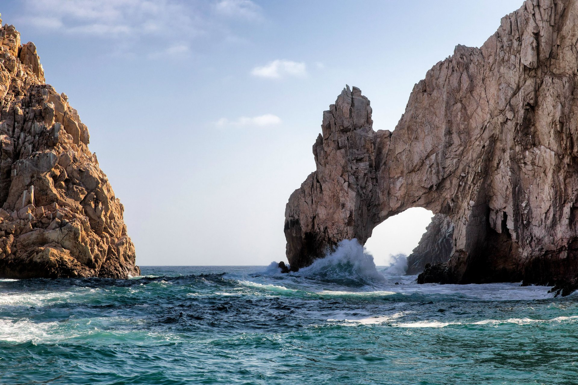 cielo mar rocas arco olas salpicaduras