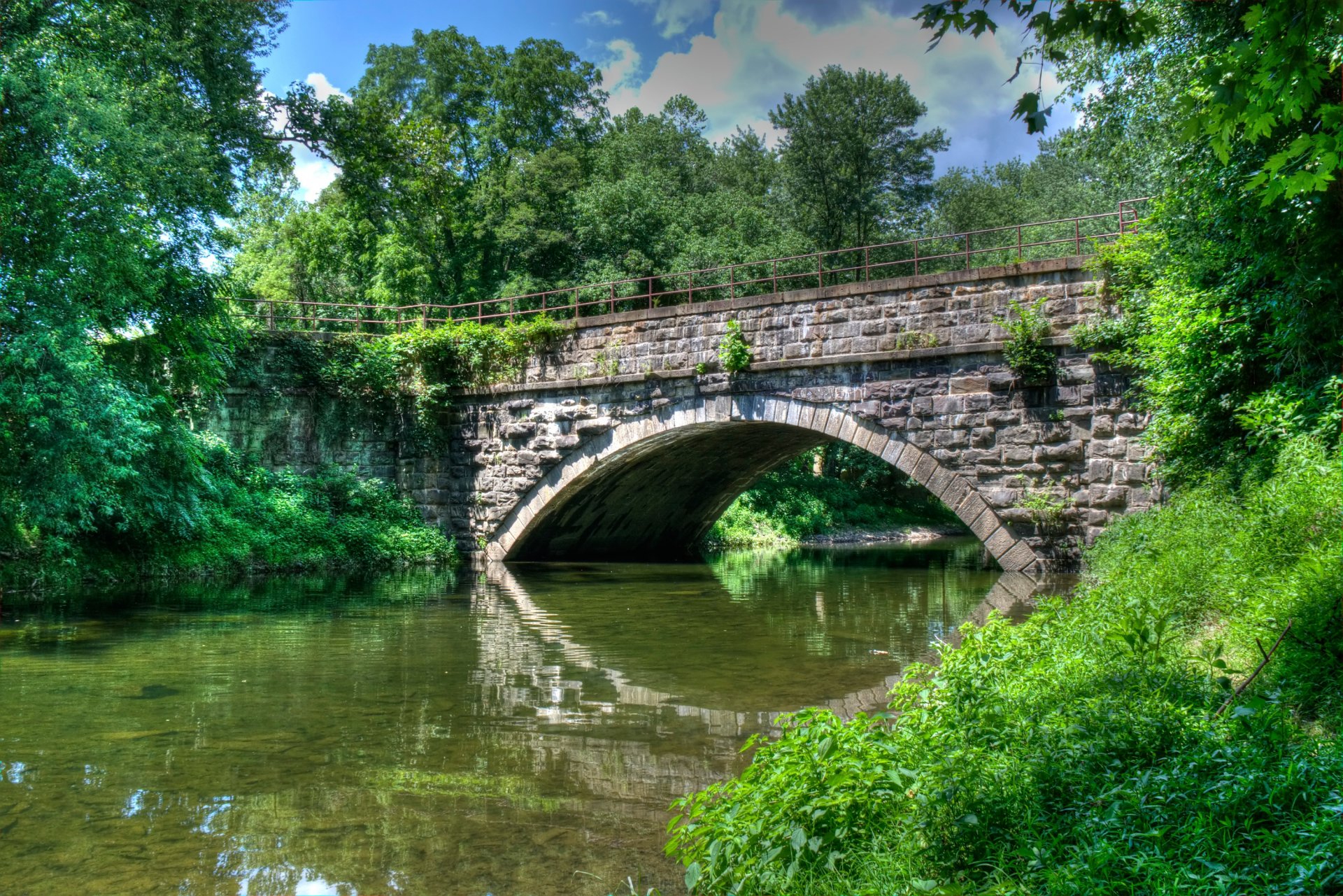 niebo park drzewa rzeka staw most podpora łuk