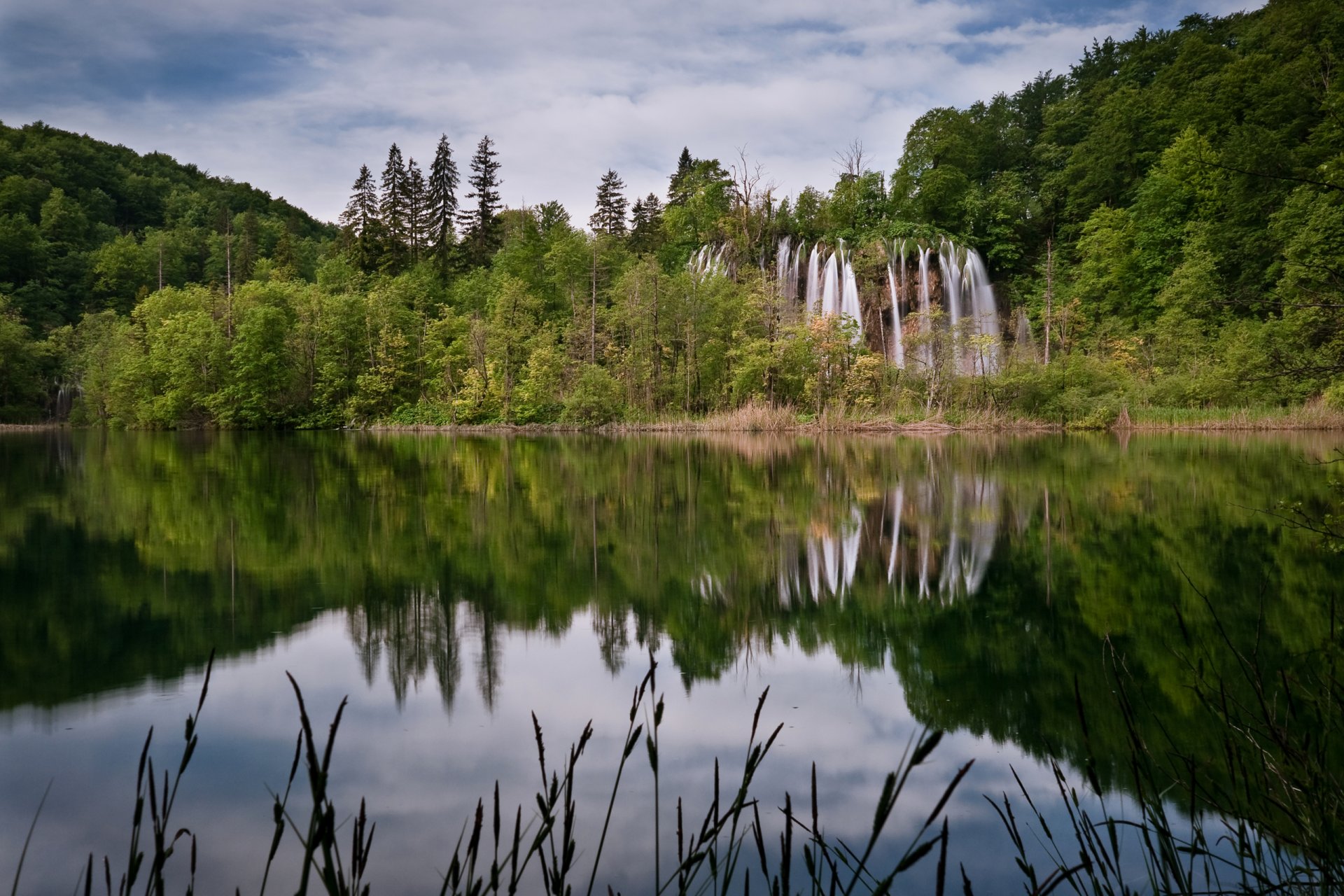 ciel nuages lac forêt cascade paysage ruisseau herbe arbres