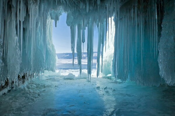 Glaçon dans la grotte sur le lac Baïkal