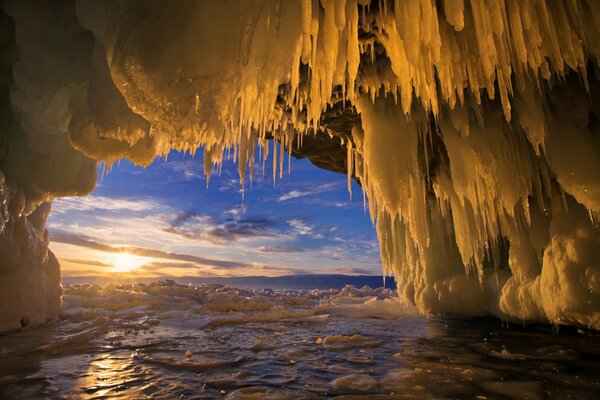 Picadora de hielo en el lago Baikal