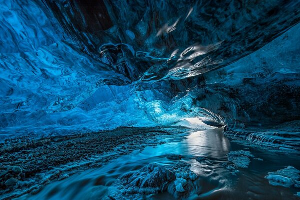 Grotte de glace dans la nature