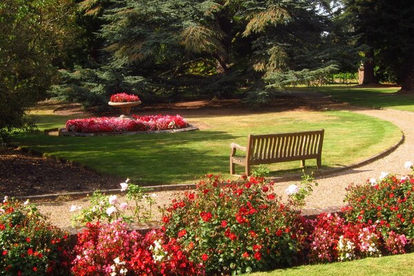 Arboreto en Inglaterra. Banco frente al macizo de flores