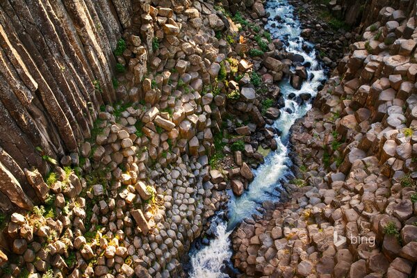 Río que fluye en un desfiladero de piedras