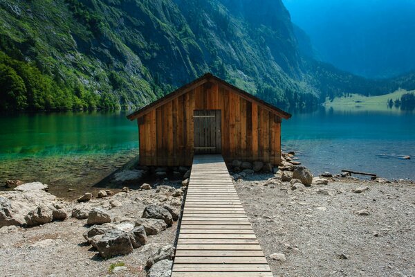 Petite maison de bateau sur le lac