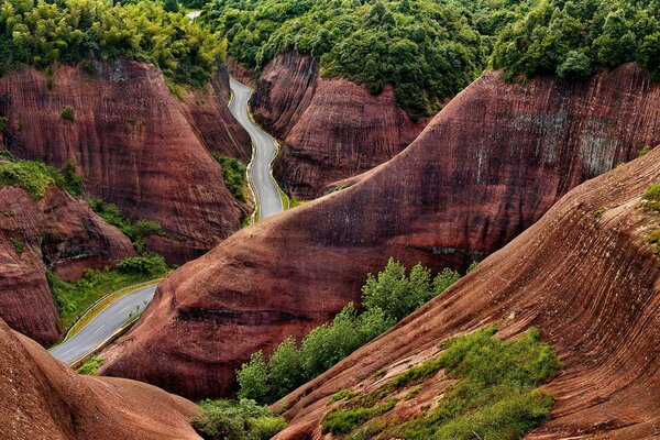 Le colline rosse in Cina e la strada solitaria