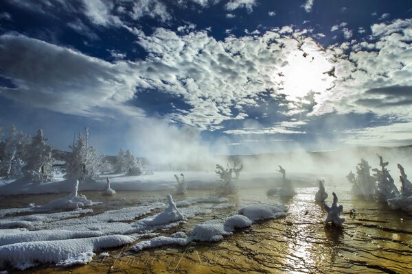 Brouillard épais tôt le matin sur la rivière