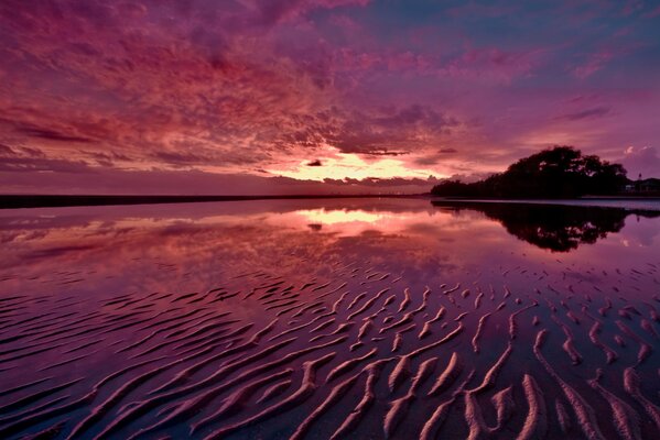 Beau coucher de soleil d été avec reflet sur l eau