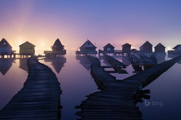 Terrasse-passerelle sur la mer au bungalow. Ciel de l aube