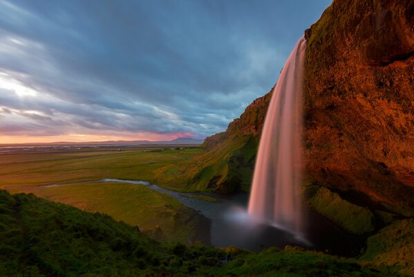 Cascade sous le ciel gris