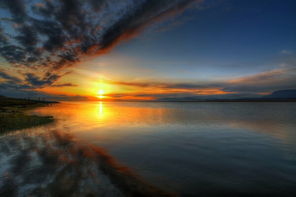 Sunset in the water on the horizon