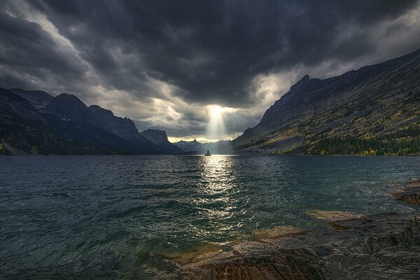 Les rayons du soleil se frayent un chemin à travers les nuages sombres