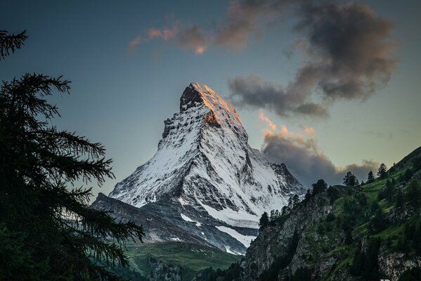 Le sommet de la montagne repose dans le ciel