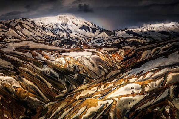 Colline e montagne innevate islandesi