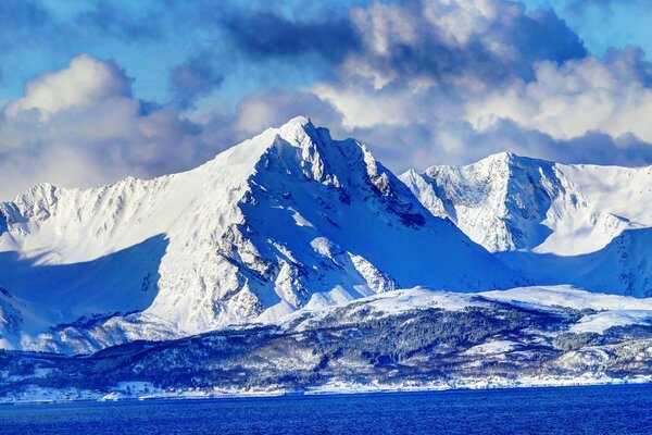 Ein heller Tag in den schneebedeckten Gipfeln der Berge. Panorama-Berge in Norwegen