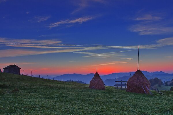 Heuhaufen bei Sonnenuntergang