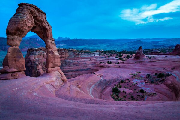 Les rochers de pierre inhabituels ressemblent à un paysage extraterrestre