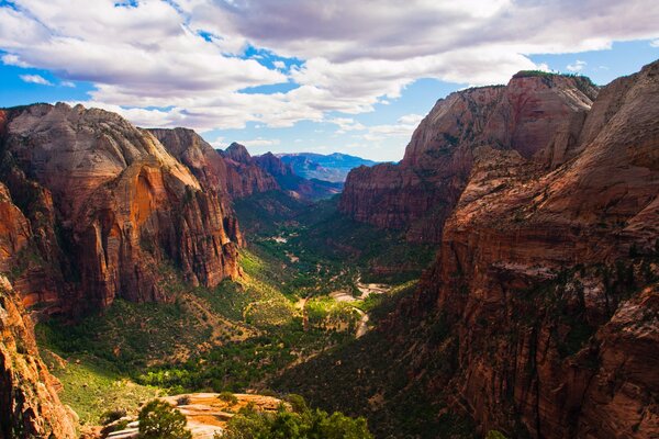 El cañón verde se extiende hasta las nubes