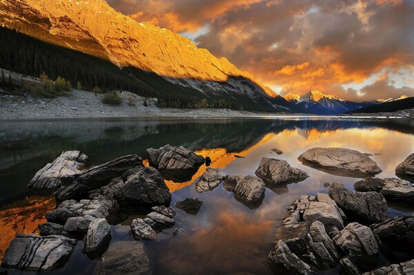 Belle aube sur la rivière parmi les montagnes